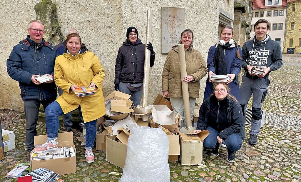 Das Papier muss weg: Mitglieder der Jungen Gemeinde und Mitarbeiter der Stadtkirche haben über eine Tonne Altpapier aus dem Wittenberger Gottesshaus geschafft.