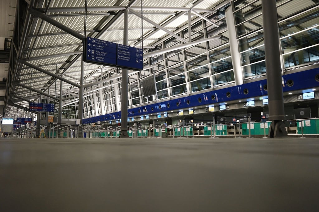 Eine leere Halle im Flughafen Leipzig-Halle. Beschäftigte der Mitteldeutschen Flughafen AG treten sind in einen 48-stündigen Warnstreik.