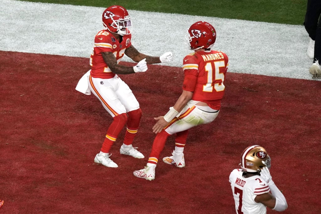 Mecole Hardman Jr. (12) feiert, nachdem er in der Verlängerung den entscheidenden Touchdownpass gefangen hat.