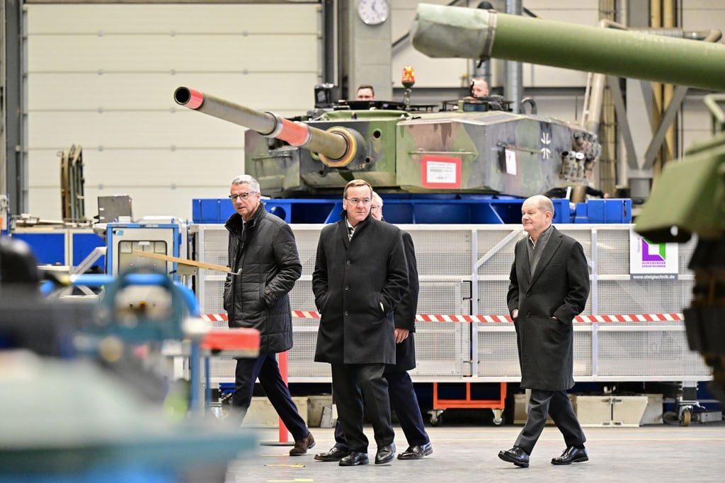 Bundeskanzler Olaf Scholz (r., SPD), und Boris Pistorius (2.v.l., SPD), Bundesminister für Verteidigung, besichtigen eine Produktionshalle des Rüstungskonzerns Rheinmetall.