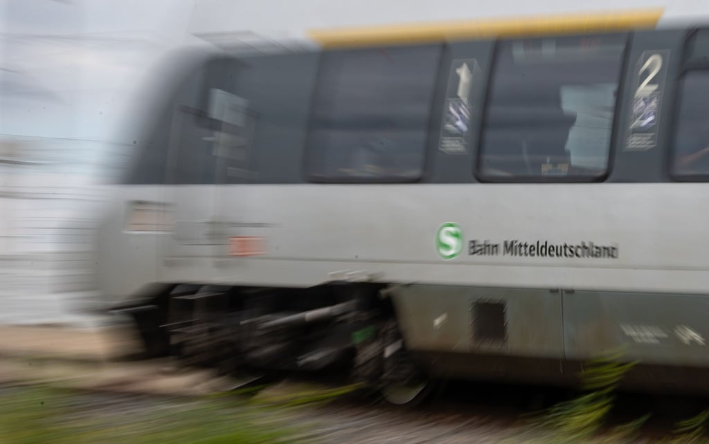 Eine S-Bahn fährt in den Haltepunkt Gröbers zwischen Halle/Saale und Leipzig.