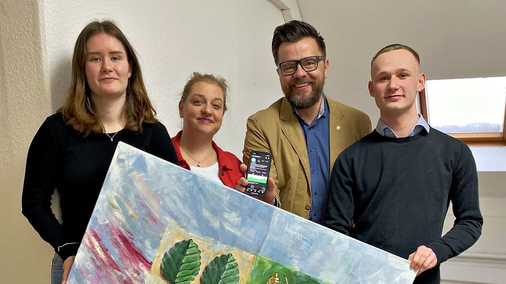 Die Azubis Celine Heinig (links) und Niklas Hafemann (rechts) sind für den neuen Social-Media-Auftritt zuständig. Unterstützung erhalten sie dabei von Antje Donath und Bürgermeister Maik Berger.