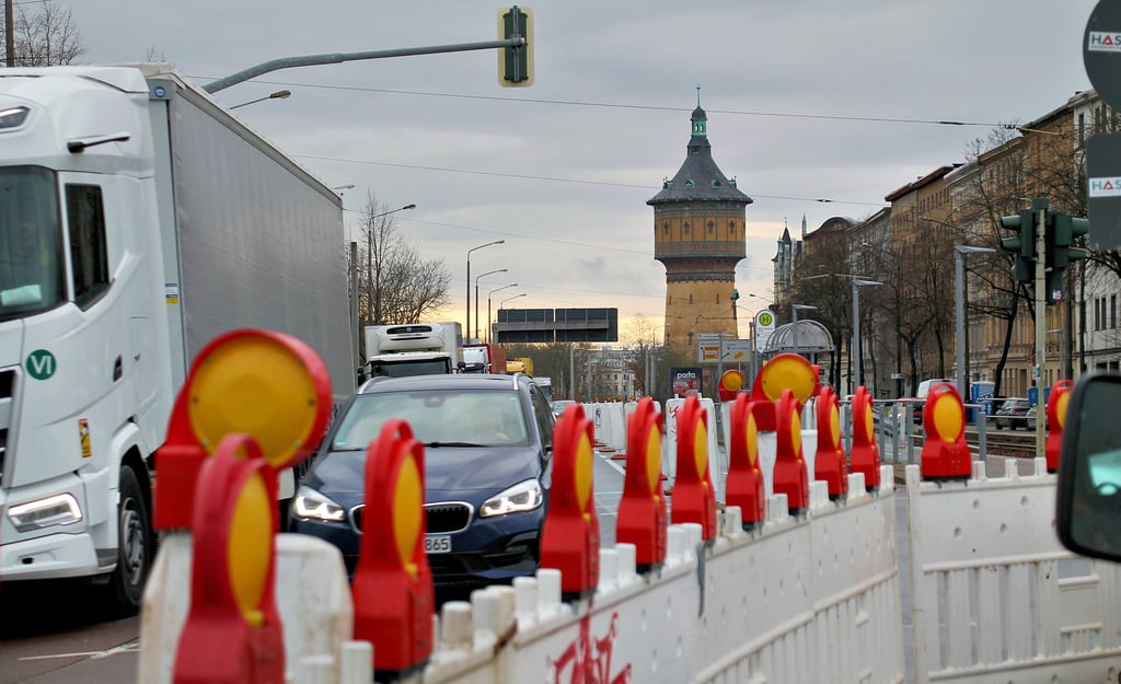 Auf der Paracelsusstraße in Halle haben die Arbeiten zur Straßensanierung begonnen. Der Autoverkehr quält sich durch die Baustelle, doch nicht jeder autofahrer hält sich an die Umleitung. .