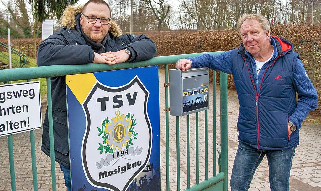 Vereinspräsident des TSV Mosigkau Jörg Schumacher (r.) und Tobias Winkler