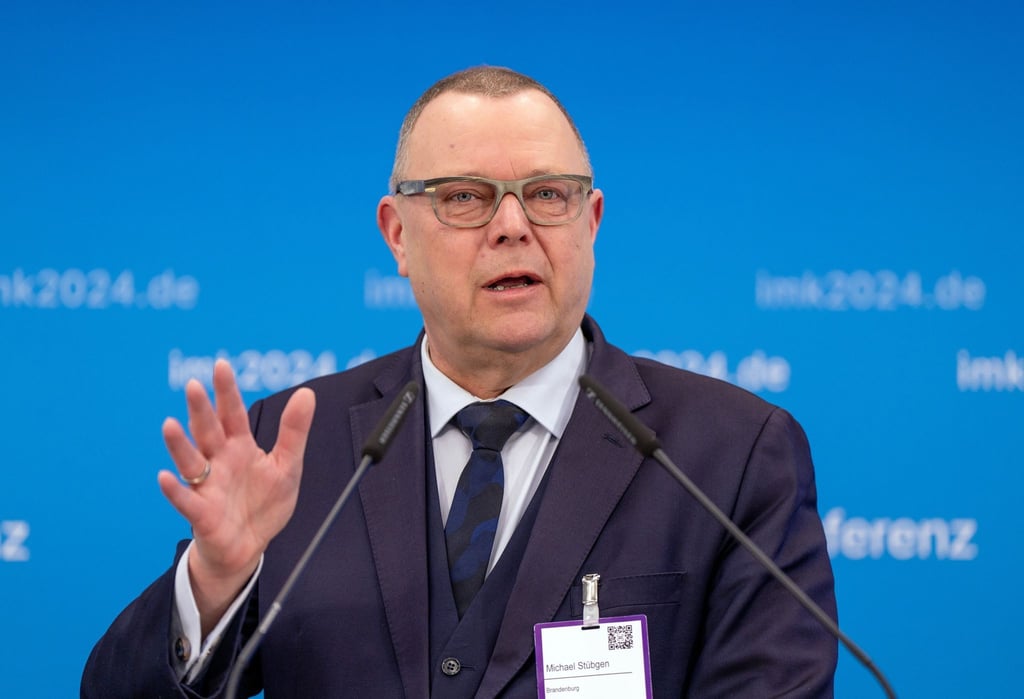 Michael Stübgen spricht während einer Pressekonferenz.