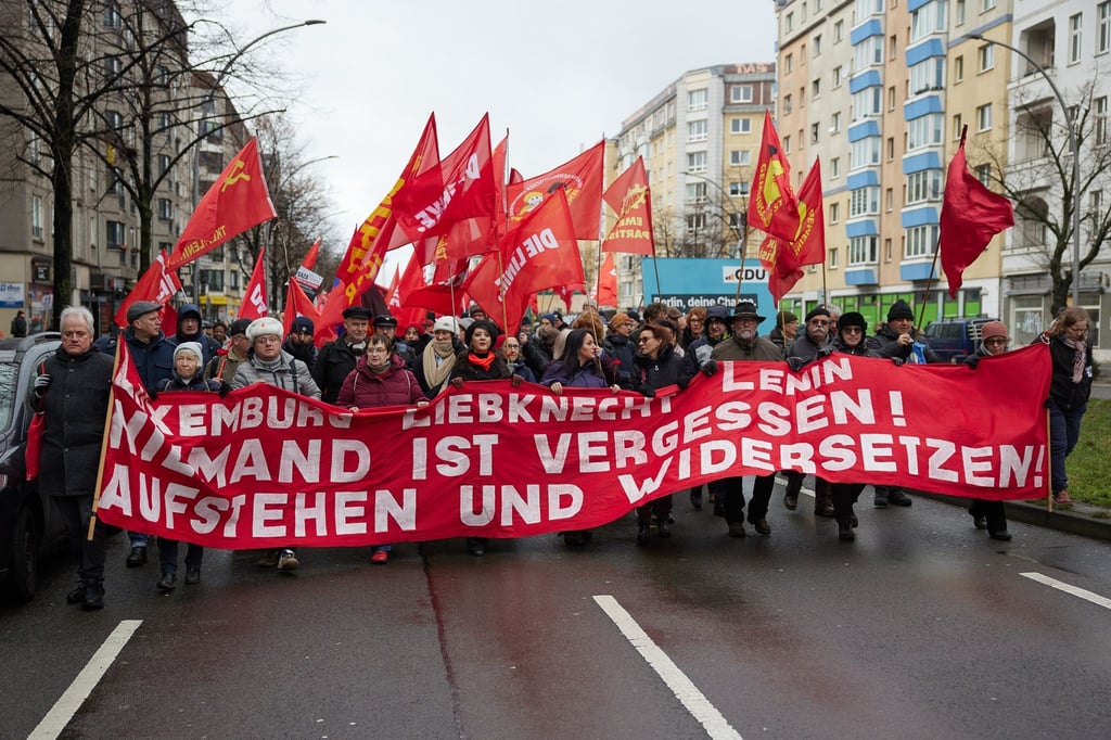 Zahlreiche Menschen nehmen an einer Demonstration zum Gedenken an Rosa Luxemburg und Karl Liebknecht teil.