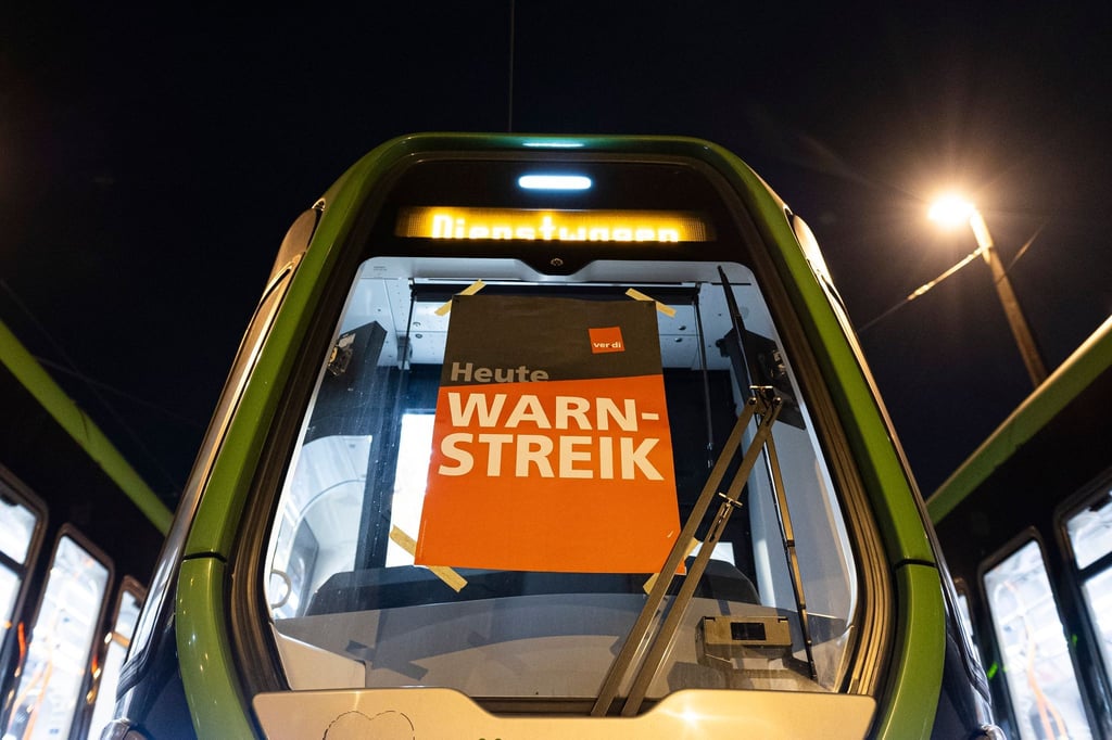 Ein Plakat mit der Aufschrift „Warnstreik“ hängt an einer Stadtbahn.