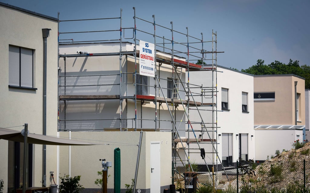 Blick auf die Baustelle für ein Einfamilienhaus im Max-Sauerlandt-Ring im Waldstraßenviertel in Halle: Die Stadt will noch mehr Einwohnern das Bauen in der Stadt ermöglichen.