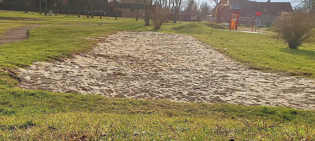 Nur noch ein großer Sandkasten: Die Seilrutsche wurde abgebaut.