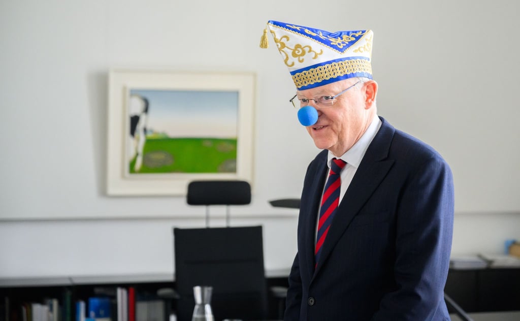 Stephan Weil (SPD), Ministerpräsident von Niedersachsen, steht mit Narrenkappe und blauer Clownsnase in seinem Arbeitszimmer.