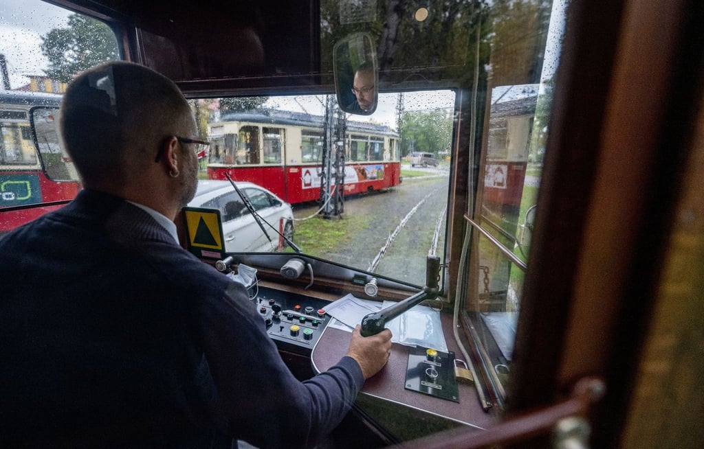 Der Fahrzeugführer sitzt am Steuer der Naumburger Straßenbahn.