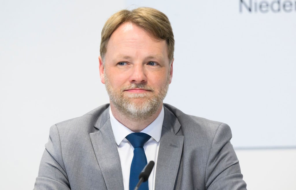 Gerald Heere (Bündnis 90/Die Grünen), Finanzminister Niedersachsen, sitzt in der Landespressekonferenz im Landtag.
