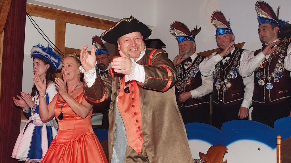 Prinzessin Kerstin III. und ihr Prinz Heiko II. eröffneten mit Elferrat, Präsident Hagen Schünke und einem Saal voller Närrinnen und Naren den 71. Klädener Karneval.
