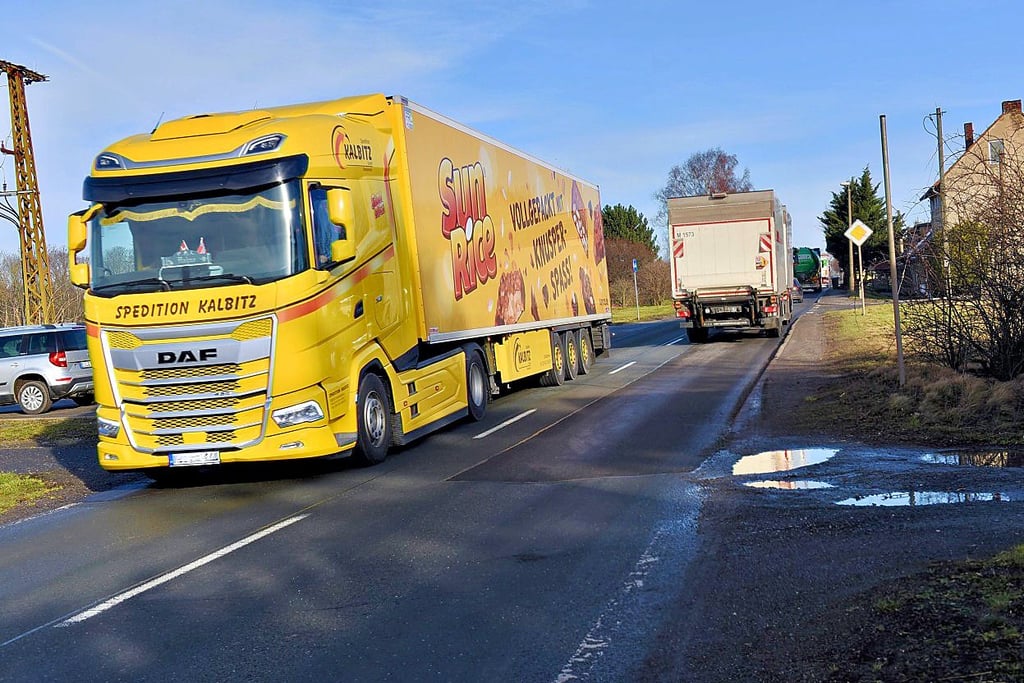 Jede Menge Lkw rollen durchs Dorf. Die Straße ist dafür nicht ausgelegt.