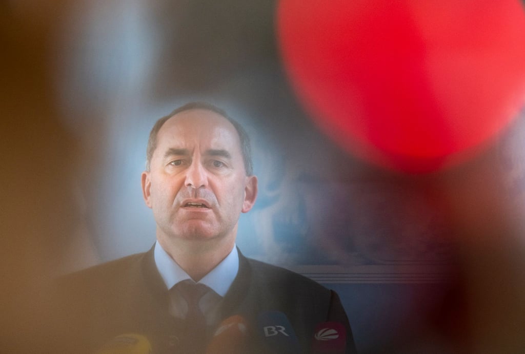 Hubert Aiwanger gibt nach einem Gespräch mit einer Bürgerinitiative ein Pressestatement.