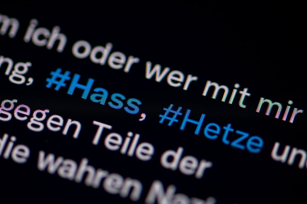 Laut einer Studie schränken Betroffene von Hass-Posts ihre Internetnutzung ein.