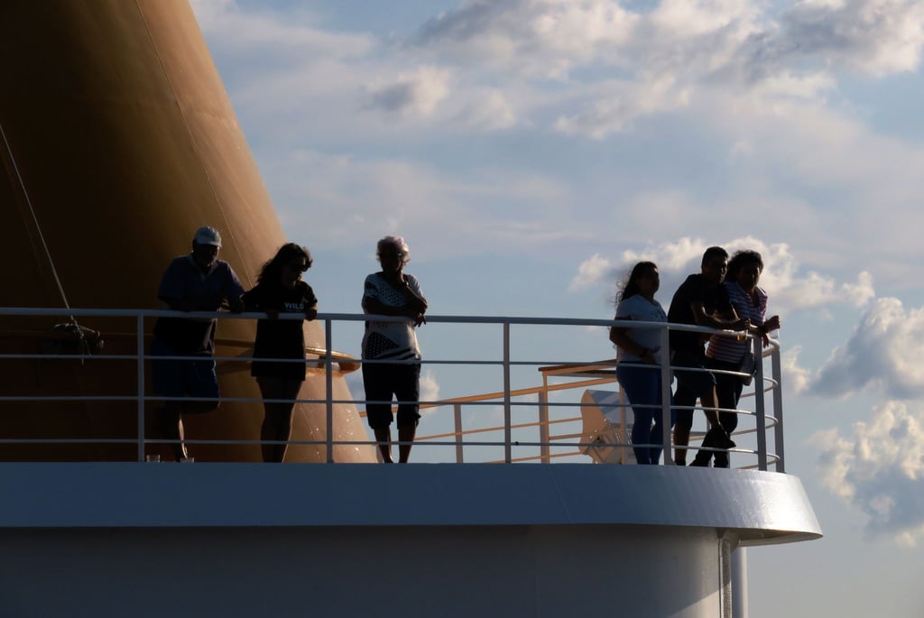 Empfindliche Gemüter sollten bei starkem Seegang lieber nicht hier stehen: Denn der ist umso spürbarer, je weiter oben man sich auf dem Schiff befindet.
