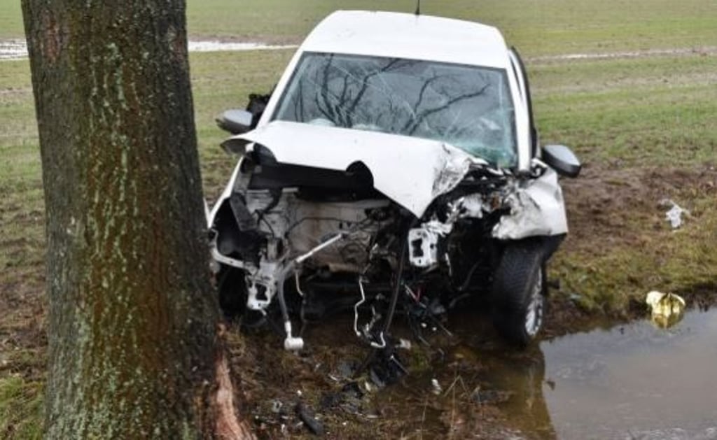 In Leitzkau ist ein 18 Jahre alter Mann am Montagmorgen mit seinem Auto gegen einen Baum geprallt.