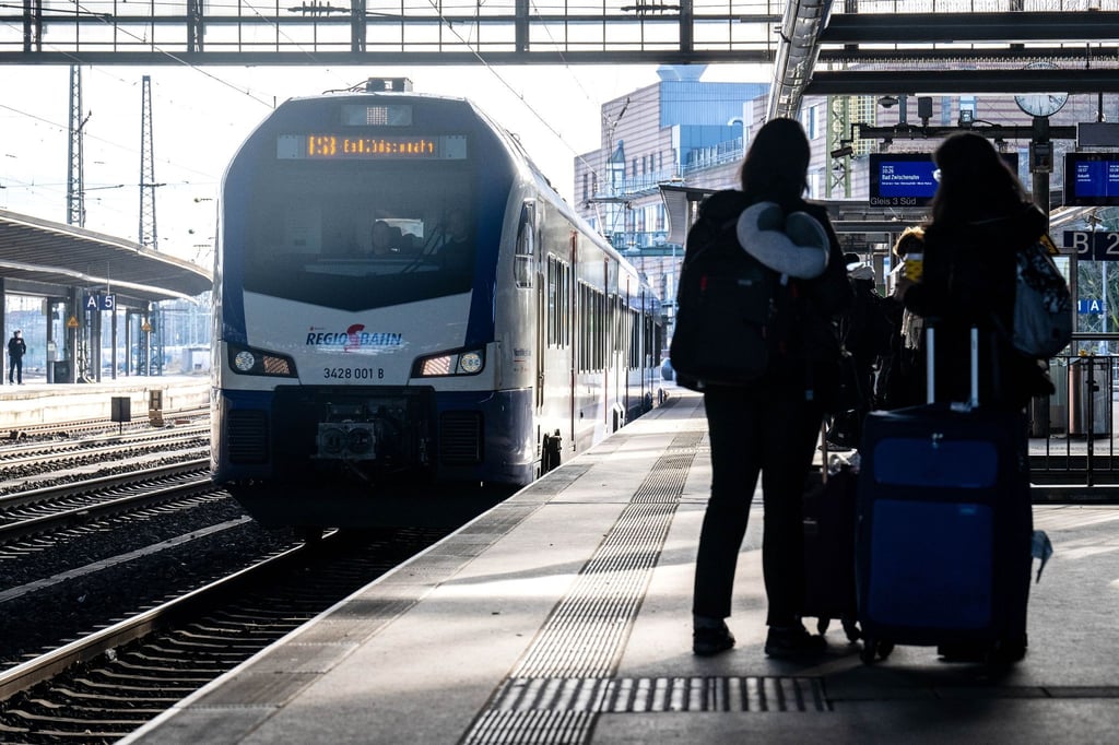 Reisende warten am Bremer Hauptbahnhof.