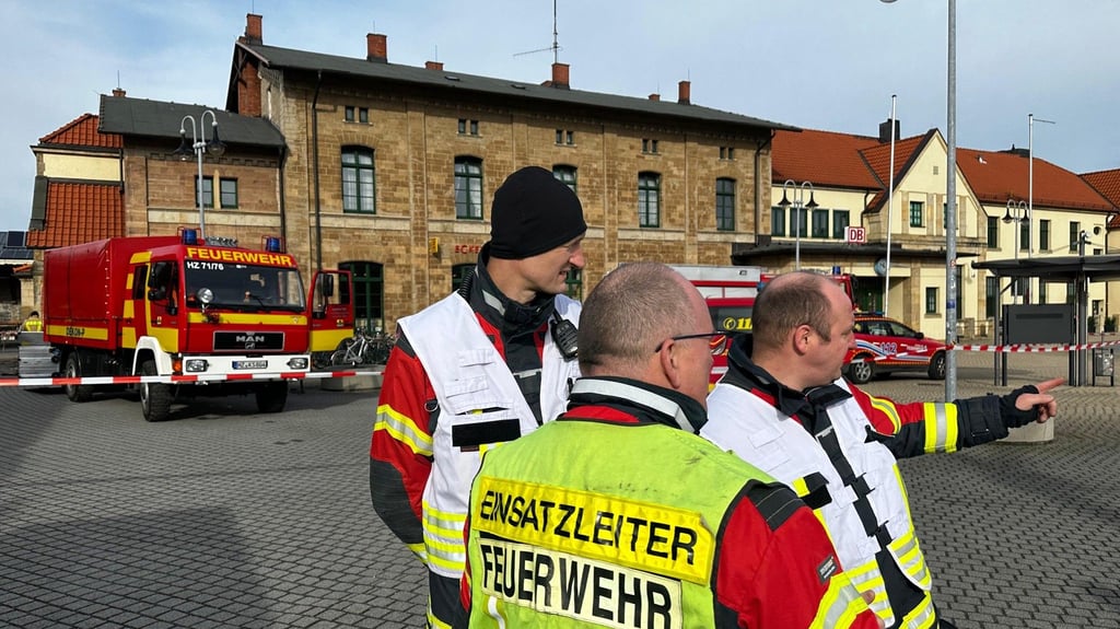 Großeinsatz der Feuerwehr am Dienstagvormittag am Bahnhof Wernigerode im Harz: Auf dem Gelände der Harzer Schmalspurbahn wurde hochgiftiges Quecksilber entdeckt.