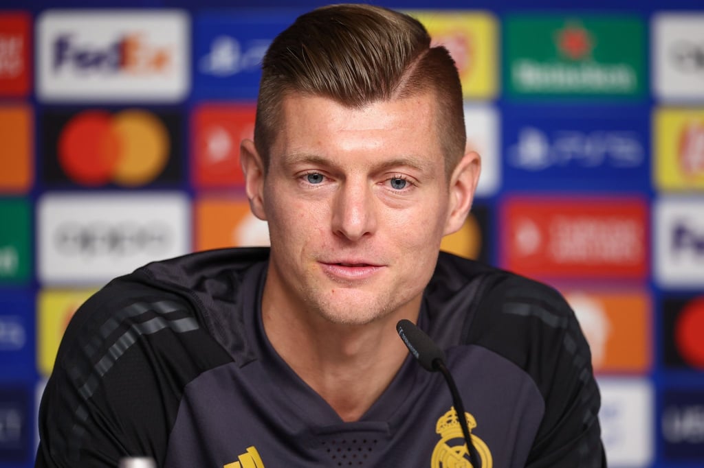 Reals Spieler Toni Kroos spricht in der Pressekonferenz.