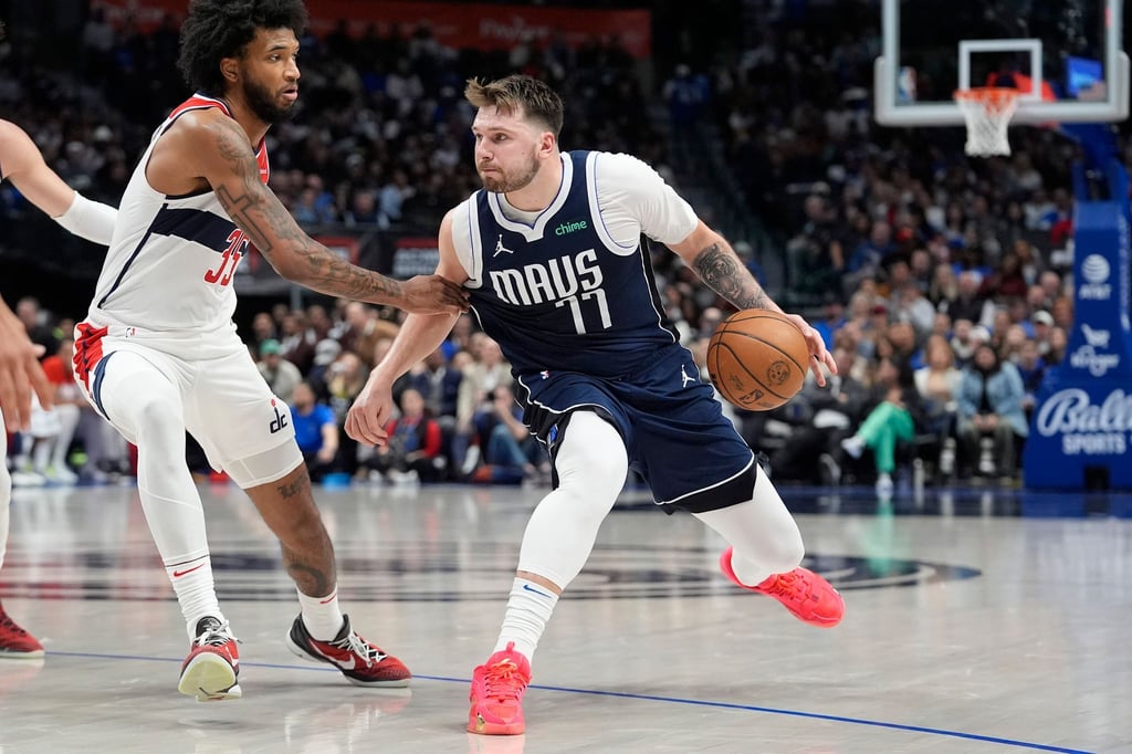 Mavs-Star Luka Doncic (r) schaffte bereits sein zehntes Triple-Double in dieser Saison.