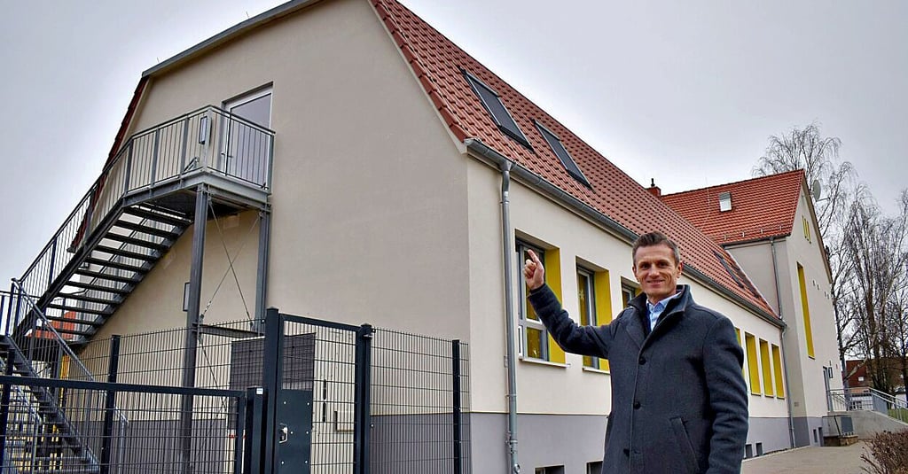 Bürgermeister Benjamin Kanngießer vor der Diesterweg-Grundschule. Dort soll im Jahr 2024 eine Photovoltaikanlage installiert werden.