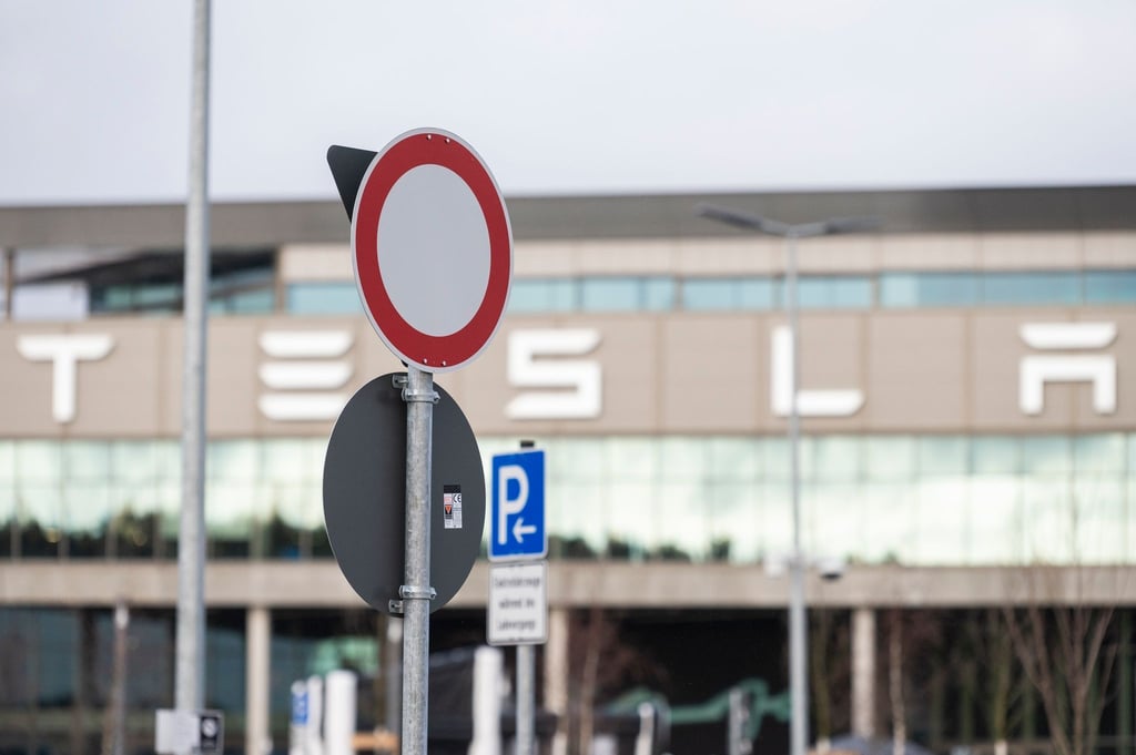 Die Betriebsratswahl beim E-Autobauer Tesla muss nach einer Gerichtsentscheidung abgebrochen und neu angesetzt werden.