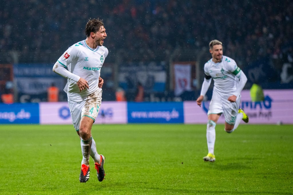 Bremens Niklas Stark jubelt nach seinem Tor zum 1:1. Werder muss einige Wochen auf Stark verzichten.