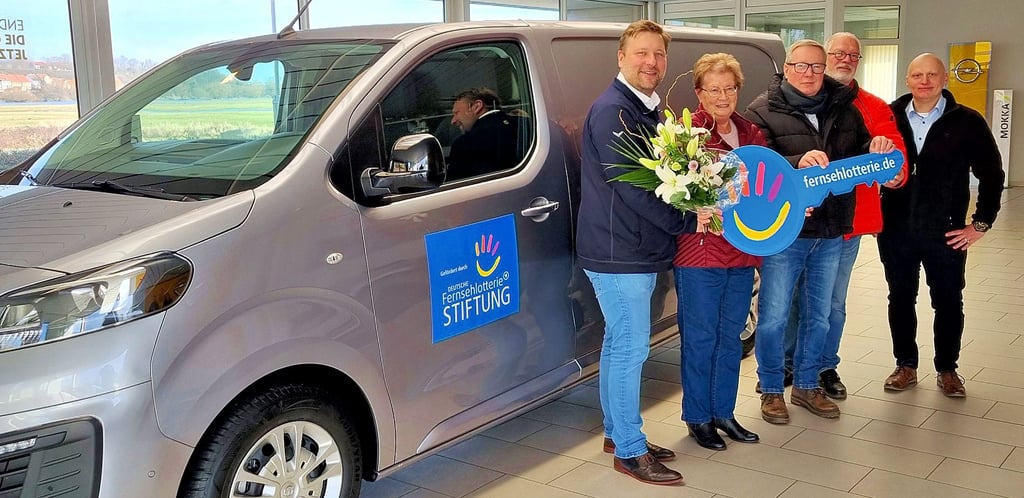 Stephan Masch von der Fernsehlotterie (von links) übergab der Leiterin der Havelberger Tafel Heidi Gentzsch im Beisein von Andreas Steppuhn, Kai-Gerrit Bädje und René Stieger den symbolischen Schlüssel fürs neue Auto.