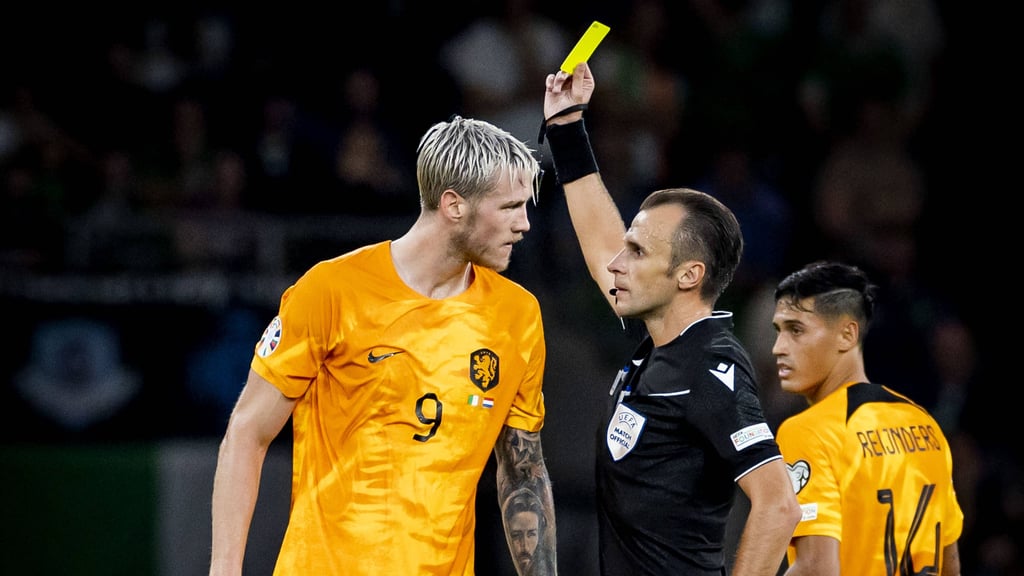 Not amused: Irfan Peljto zeigt dem Niederländer Wout Weghorst Gelb.