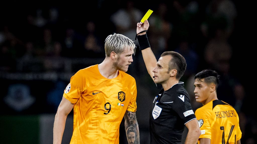 Not amused: Irfan Peljto zeigt dem Niederländer Wout Weghorst Gelb.