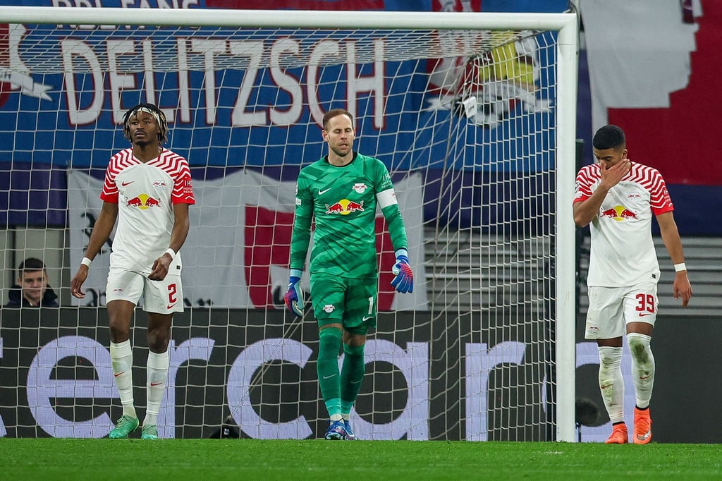 Leipzigs Spieler Mohamed Simakan (l-r), Torwart Peter Gulacsi und Benjamin Henrichs reagieren nach dem Ausgleich zum 1:1 durch Bern.