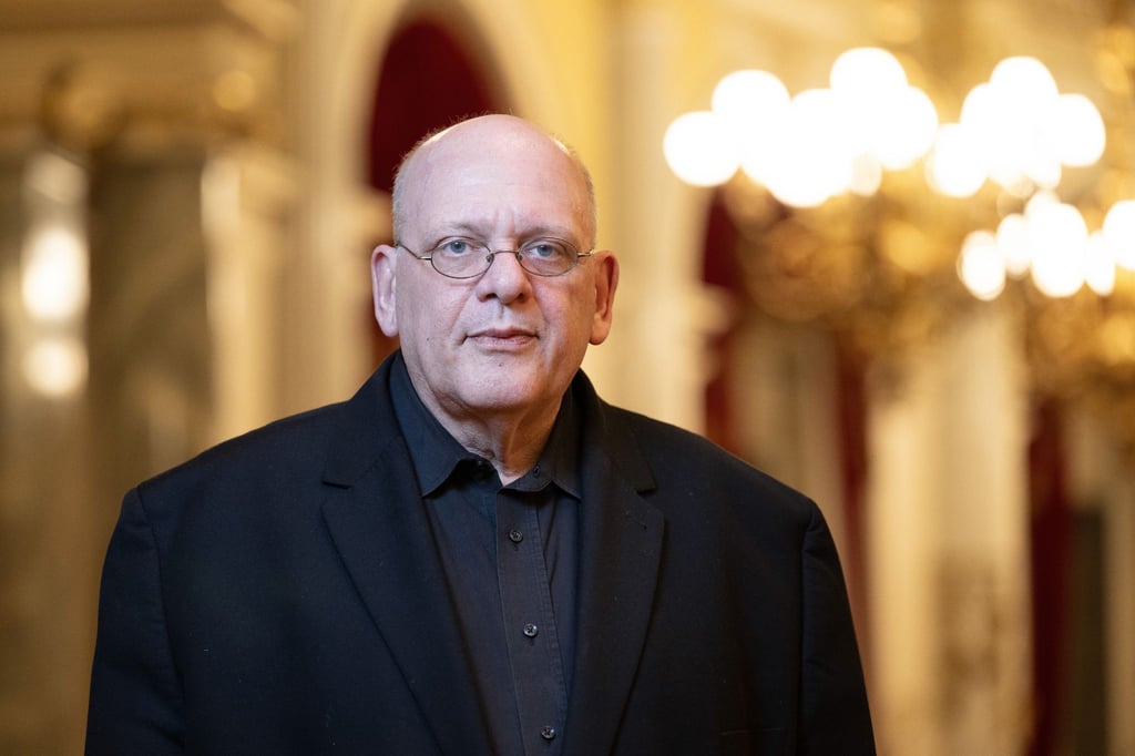 Detlev Glanert steht in der Semperoper.