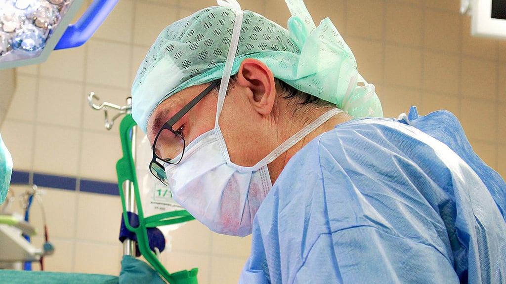 Der Chefarzt der Urologie an der Bördeklinik Neindorf, Dr. Rossen Vassilev, während einer Operation.