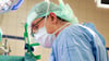 Der Chefarzt der Urologie an der Bördeklinik Neindorf, Dr. Rossen Vassilev, während einer Operation.