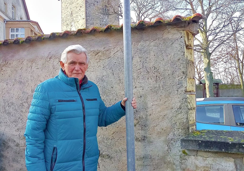 Seehausen Ortsbürgermeister Eckhard Jockisch am Standort der neuen Laterne beim Bürgerhaus „Zur Sonne“.