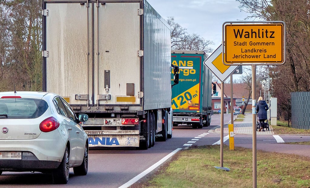 Über die B 184 in Wahlitz rollt tagtäglich massiv Verkehr. Ein Lärmaktionsplan soll Möglichkeiten aufzeigen, Lärm zu vermeiden und Orte der Ruhe und Erholung im Ort zu finden und auszuweisen.