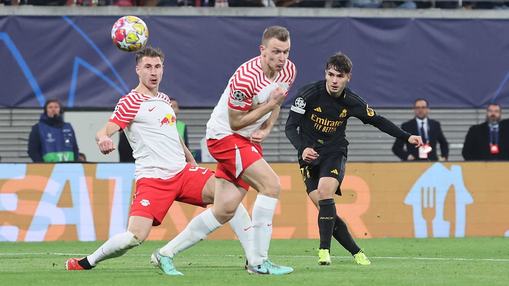 Tor des Abend: Reals Brahim Diaz schlenzt gegen Lukas Klostermann und Willi Orban.