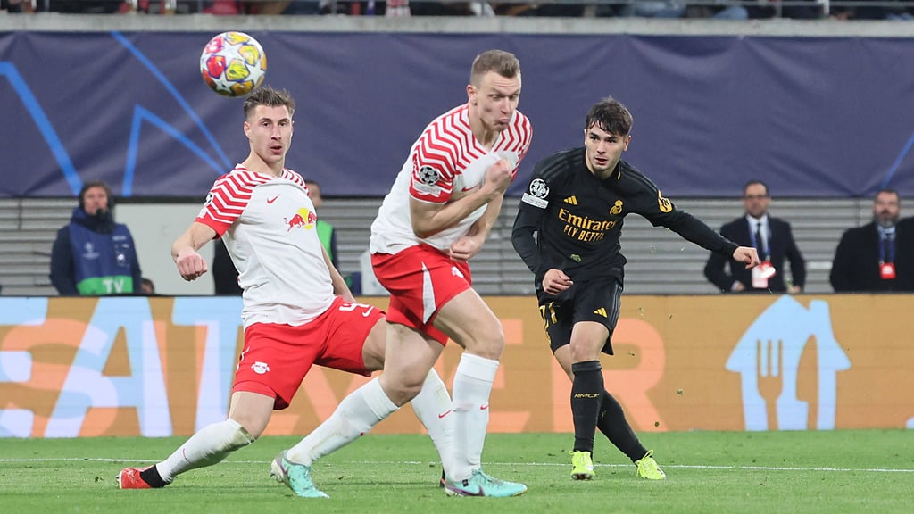 Tor des Abend: Reals Brahim Diaz schlenzt gegen Lukas Klostermann und Willi Orban.