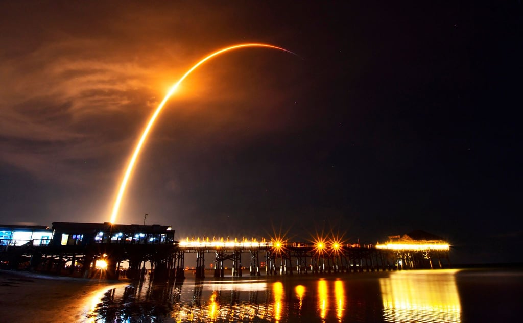 Starlink ist ein satellitengestützter Internet-Dienstleister, der speziell im Ukraine-Krieg von enormer Bedeutung für die Kommunikation ist. Hier fliegt eine SpaceX Falcon 9 Rakete mit Starlink-Satelliten an Bord ins All (Archivbild).