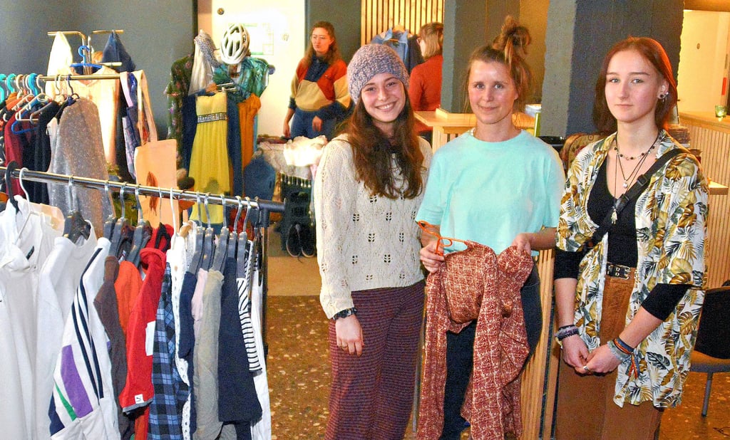 Antonia Hortian, (v.l.) Helen Lücke und Friederike Gebe hatten einen Stand beim Flohmarkt im Hotel Wien.
