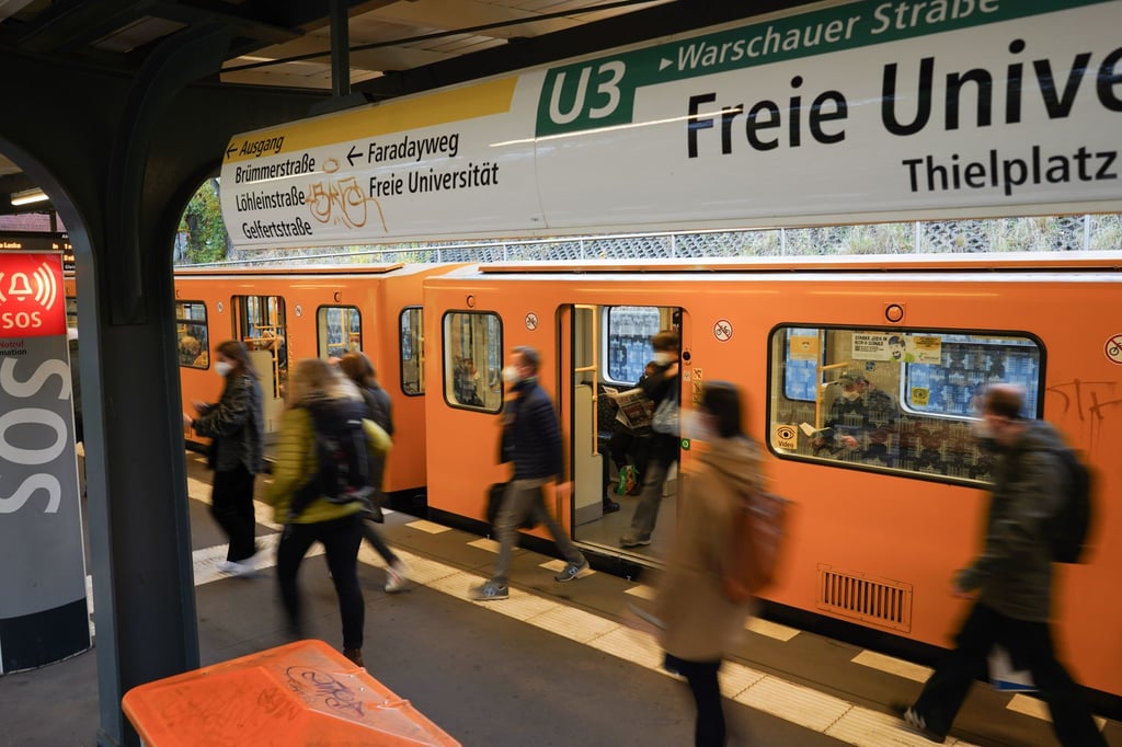 Menschen steigen an der U-Bahn-Haltestelle „Freie Universität“ aus dem Zug.