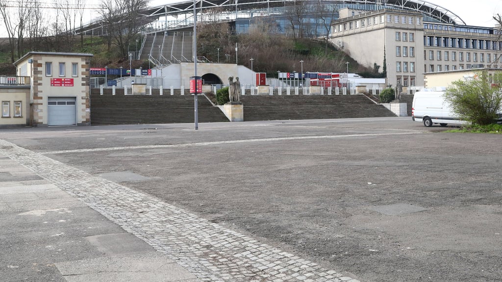 Der Stadionvorplatz vor der Red-Bull-Arena.
