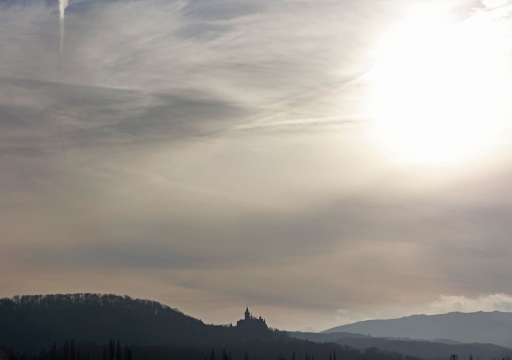 Schleierwolken ziehen über den Harz wie hier bei Wernigerode.