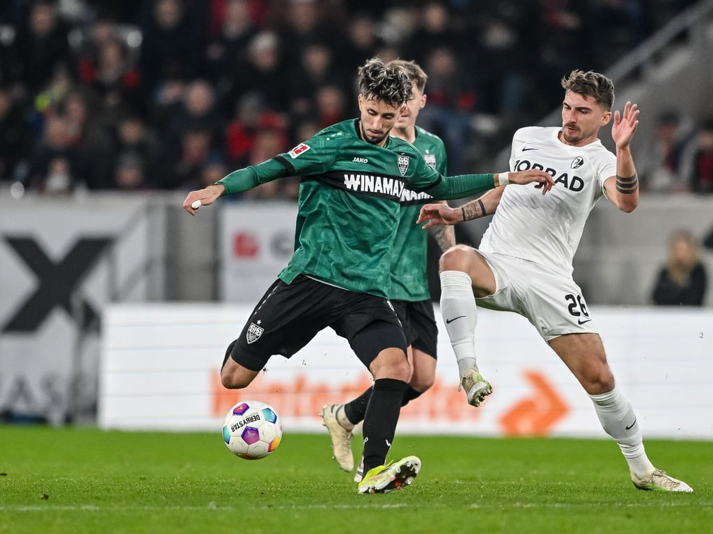 Stuttgarts Atakan Karazor (l) in Aktion gegen Freiburgs Maximilian Philipp. Maximilian Philipp kehrte im Sommer von Wolfsburg nach Freiburg zurück und wechselt nun fest zum SC.