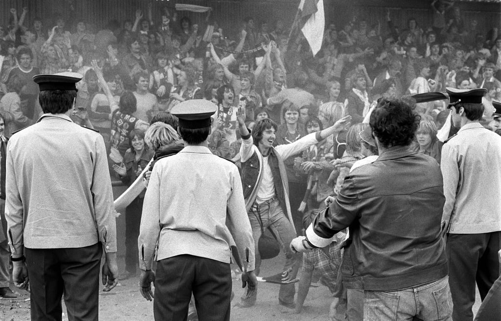 Fans vom 1. FC Magdeburg jubeln in Berlin, die DDR-Volkspolizei steht in Bereitschaft, im Jahr 1982. Ein Jahr später reisten 10.000 FCM-Fans in die Hauptstadt.