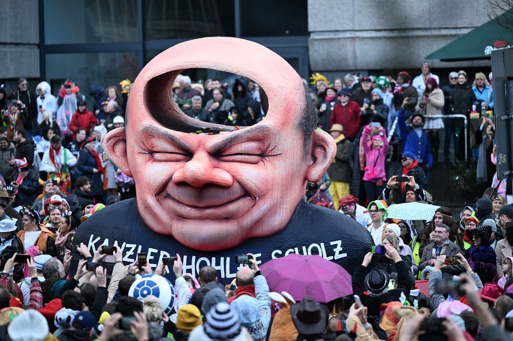 „Kanzler Hohlaf Scholz“ steht auf einem Mottowagen beim Düsseldorfer Rosenmontagszug.