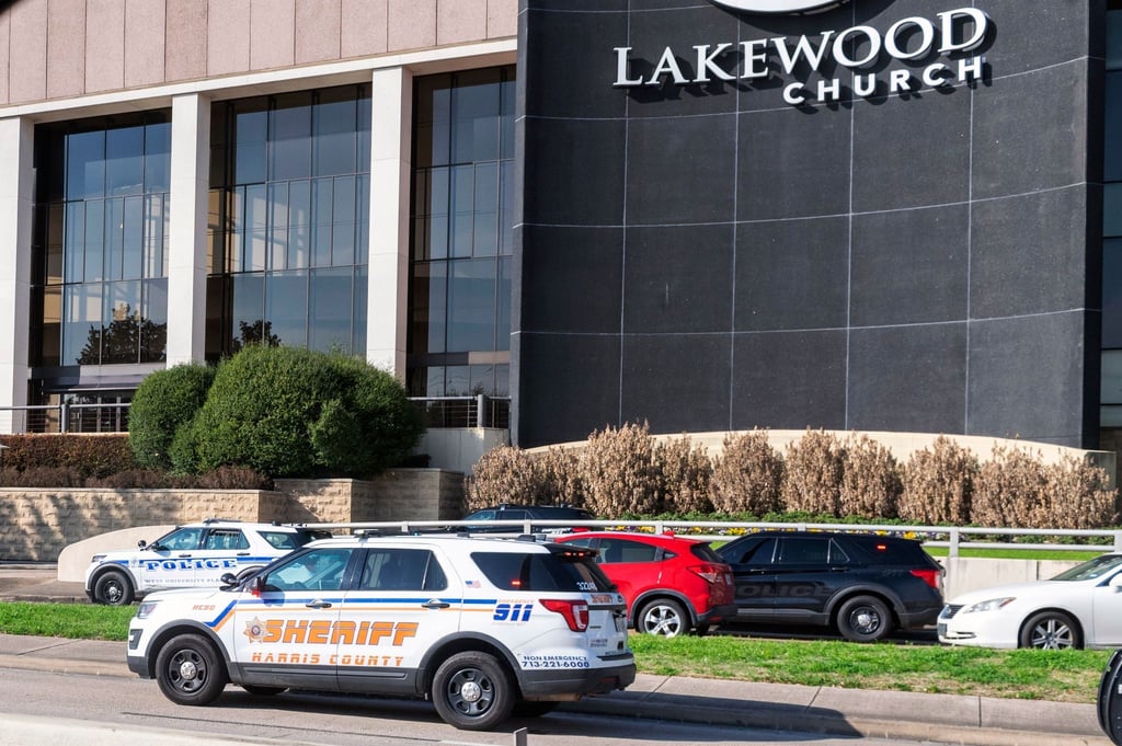 Bei der Kirche handelt es sich um die Lakewood Church des protestantischen Celebrity-Predigers Joel Osteen.
