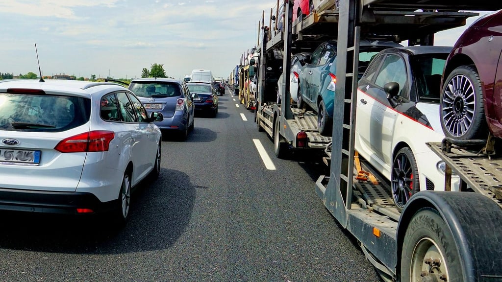 Auf der A14 ist es bei Halle zu einem Unfall mit einem Lkw am Stauende gekommen.